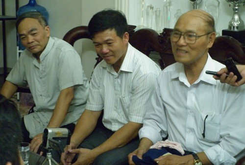 Ông Nguyễn Phúc Giác Hải (bên phải ngoài cùng), thuộc trung tâm Nghiên cứu Tiềm năng con người